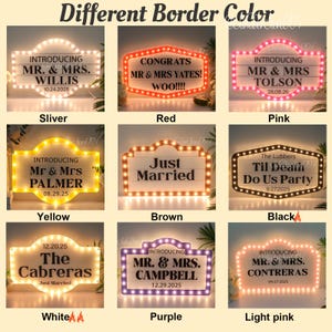 K&ouml;nnte beinhalten: Eine Sammlung beleuchteter Hochzeitsschilder mit verschiedenen Rahmenfarben, darunter Silber, Rot, Pink, Gelb, Braun, Schwarz, Wei&szlig;, Lila und Hellrosa. Jedes Schild zeigt Namen und Daten, perfekt f&uuml;r Hochzeitsdekorationen.