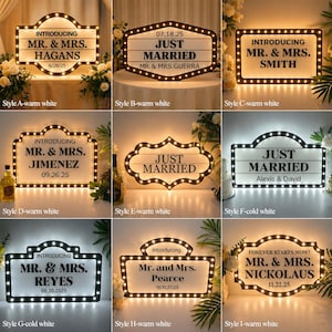K&ouml;nnte beinhalten: Eine Sammlung beleuchteter Hochzeitsschilder mit verschiedenen Designs und Texten. Die Schilder zeigen S&auml;tze wie "Just Married" und "Mr. & Mrs." zusammen mit Namen und Daten. Jedes Schild ist mit warmen oder kalten wei&szlig;en Lichtern umrandet, was eine festliche Atmosph&auml;re schafft.