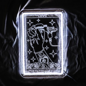 Letreiro de neon para tatuador, decoração de parede com cartas de tarô para tatuagem, presente para tatuador, arte de parede para loja de tatuagem, decoração ousada para estúdio de tatuagem, letreiro de tatuagem