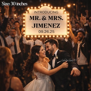 K&ouml;nnte beinhalten: Ein beleuchtetes Schild im Vintage-Stil, 76 cm gro&szlig;, zeigt "INTRODUCING MR. & MRS. JIMENEZ 09.26.25." Das Schild wird &uuml;ber einem gl&uuml;cklichen Paar gehalten, umgeben von einer Menschenmenge. Das Schild hat einen Vintage-Zeltstil mit Gl&uuml;hbirnen.