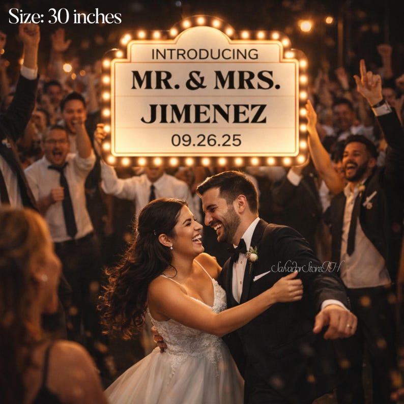 K&ouml;nnte beinhalten: Ein beleuchtetes Schild im Vintage-Stil, 76 cm gro&szlig;, zeigt "INTRODUCING MR. & MRS. JIMENEZ 09.26.25." Das Schild wird &uuml;ber einem gl&uuml;cklichen Paar gehalten, umgeben von einer Menschenmenge. Das Schild hat einen Vintage-Zeltstil mit Gl&uuml;hbirnen.