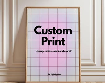 Op de afbeelding: Een ingelijste print met de tekst "Custom Print" in zwarte letters. De achtergrond heeft een roze en paarse gradiënt met een rasterpatroon. De tekst "change ratios, colors and more!" en "*for digital prints" zijn ook zichtbaar.