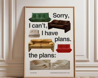 Op de afbeelding: Een ingelijste poster met de tekst "Sorry, I can't, I have plans." en afbeeldingen van banken in groen, bruin, beige, geel en rood. De poster heeft een beige achtergrond en een houten lijst.