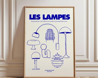 Op de afbeelding: Een ingelijste kunstprint met blauwe lijntekeningen van lampen op een gebroken witte achtergrond. De tekst "LES LAMPES" staat bovenaan, met de zin "Buying lamps I can't afford, so at least my anxiety looks iconic." eronder. De naam van de kunstenaar en het jaar staan onderaan.