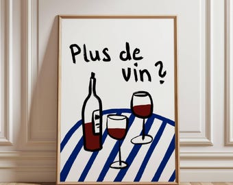 Op de afbeelding: Een ingelijste kunstprint met een wijnfles en twee glazen op een blauw-wit gestreepte tafel. De woorden "Plus de vin?" staan in het zwart boven de illustratie. De wijn en de glazen zijn gevuld met rode wijn.