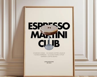 Op de afbeelding: Een ingelijste print met een espresso martini illustratie. De tekst "ESPRESSO MARTINI CLUB" staat in dikke zwarte letters. Het recept bevat wodka en espresso. Het kunstwerk staat op een crèmekleurige achtergrond, met een houten lijst.