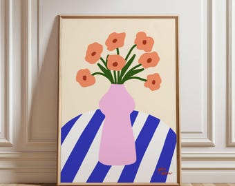 Op de afbeelding: Een digitale illustratie van een roze vaas met een boeket oranje bloemen op een blauw-wit gestreepte tafel. De achtergrond is lichtgeel.