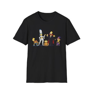 Op de afbeelding: Een zwart t-shirt met korte mouwen en een grafische print van de familie Simpson verkleed in Halloween-kostuums. De personages zijn afgebeeld als een mummie, vampier, pompoen, heks en wezen, allemaal in een horizontale rij opgesteld.