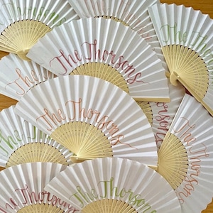 Ventaglio di carta personalizzato - Ventagli calligrafici per matrimoni estivi/nomi degli sposi - Matrimoni, feste di compleanno, addii al nubilato, addio al nubilato, baby shower