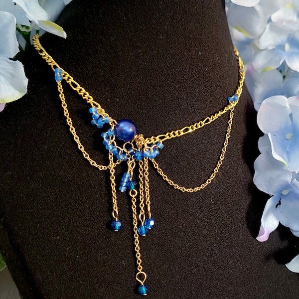 Goldkette mit Blauen Perlen, Magische Kette, Verzauberter Schmuck, maximalistischer Fantasy Schmuck, asymmetrisches Design, Royal Core