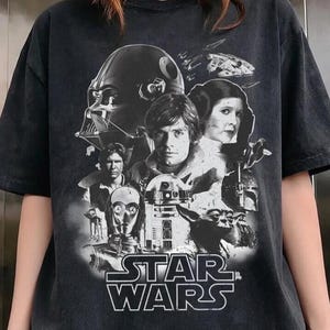 Star Wars Character Shirt, Star Wars Disney Balloon Tee, Star Wars gift, Baby Yoda and Mandalorian, Star war Disneyland Vacation afbeelding 1