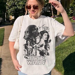 Star Wars Character Shirt, Star Wars Disney Balloon Tee, Star Wars gift, Baby Yoda and Mandalorian, Star war Disneyland Vacation afbeelding 2