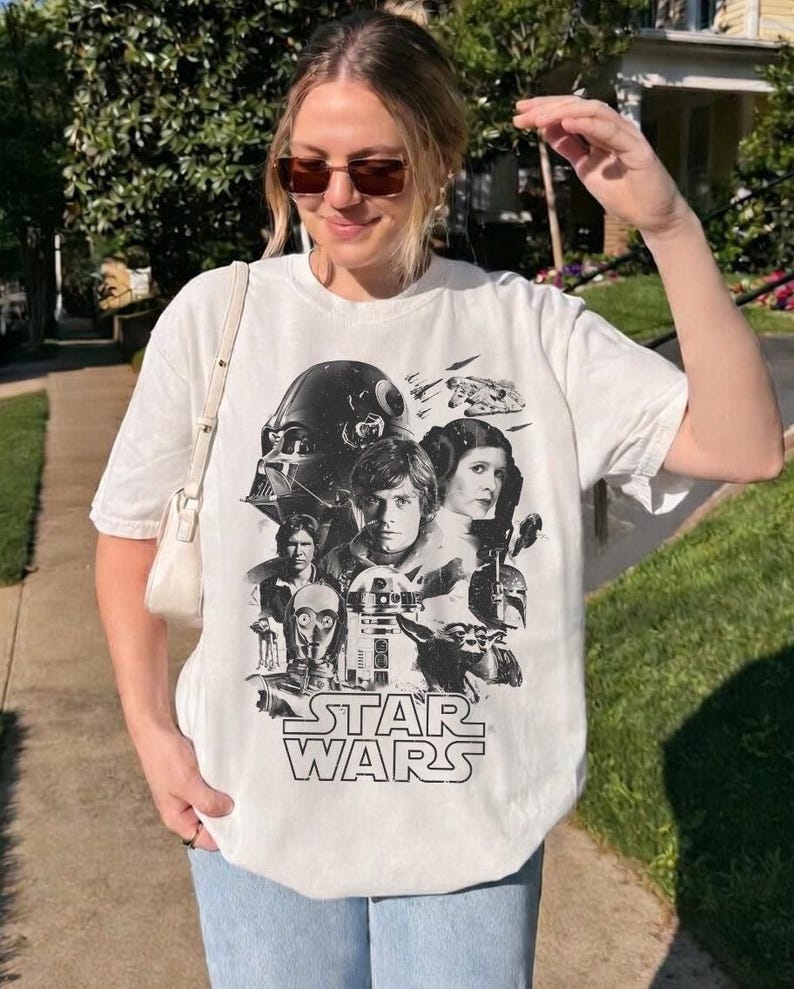 Star Wars Character Shirt, Star Wars Disney Balloon Tee, Star Wars gift, Baby Yoda and Mandalorian, Star war Disneyland Vacation afbeelding 2