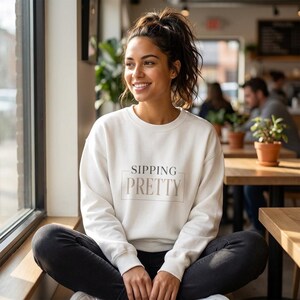 Sudadera Sipping Pretty / Camiseta con estampado femenino de bebidas