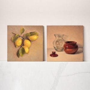 Puede incluir: Dos pinturas cuadradas. Una presenta una rama de limón con limones amarillos y hojas verdes. La otra muestra un jarrón de vidrio transparente, un pequeño tarro rojo y una tapa roja. El fondo es beige neutro.
