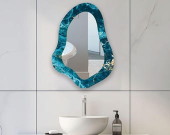 Asymmetrische blauwe glazen wandspiegel: moderne, golvende decoratie