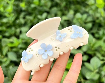 Barrette bleue en forme de pétale de papillon