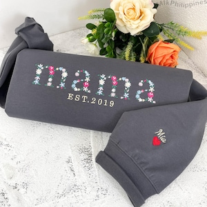 Custom Embroidered Floral Mama Sweatshirt with Kids Name on Sleeve, Personalized Mummy, Nanny, Grandma Sweatshirt, Mothers Day Gift for Mom