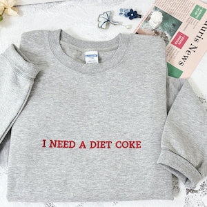 Moletom bordado I NEED A DIET COKE | Moletom com gola redonda unissex com bordado de texto personalizado | Presente engraçado para quem ama refrigerantes