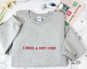 I NEED A DIET COKE Geborduurd sweatshirt | Aangepaste tekstborduurwerk gezellige uniseks ronde hals | Grappig cadeau voor frisdrankliefhebber