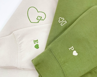 Gesticktes Herz und Puzzleteil Passendes Paar-Sweatshirt | Initiale mit Herz auf Ärmel | 1. Jahrestag Geschenk | Valentinstag Geschenk für Ihn