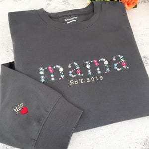 Custom Embroidered Floral Mama Sweatshirt with Kids Name on Sleeve, Personalized Mummy, Nanny, Grandma Sweatshirt, Mothers Day Gift for Mom
