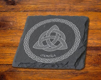 Porta-copos de ardósia gravado com o Nó da Trindade Celta e caixa de presente personalizada.