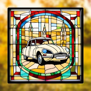 Könnte beinhalten: Ein Buntglasfenster mit einem weißen Oldtimer vor einem roten, gelben und grünen Hintergrund. Das Auto steht vor einem Gebäude mit drei Türmen.