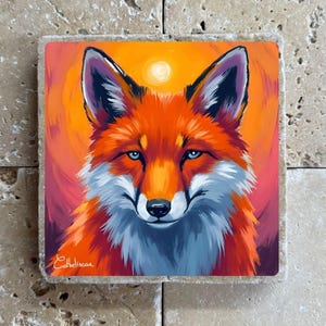 Könnte beinhalten: Quadratischer Untersetzer mit einem Gemälde eines Fuchses. Der Fuchs hat orangefarbenes Fell, blaue Augen und eine weiße Schnauze. Der Hintergrund ist ein Farbverlauf aus Orange und Rosa mit einer Sonne. Die Signatur des Künstlers befindet sich unten links.
