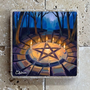 Pode incluir: Base de copo quadrada com uma pintura de um pentagrama rodeado por velas num cenário de floresta. A obra de arte tem um tema místico, com uma paleta de cores azul escuro e laranja. A assinatura do artista está no canto inferior esquerdo.