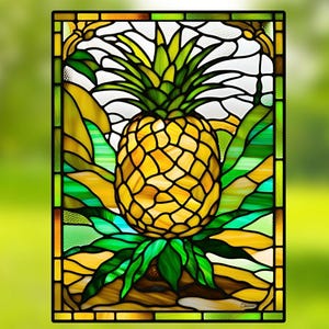 Op de afbeelding: Een glas-in-loodraam met een ananas met groene bladeren en een gele vrucht. De ananas is omgeven door een bruine en groene achtergrond.