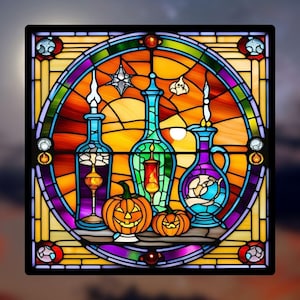 Può includere: Una finestra in vetro colorato che raffigura tre bottiglie di vetro con fiamme e un fantasma, circondate da zucche. Le bottiglie sono riempite di liquidi colorati e hanno un aspetto vintage. La finestra è incorniciata da una cornice in legno scuro.