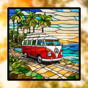 Peut inclure: Un vitrail représentant un van vintage rouge et blanc roulant sur une route au bord de l'océan avec des palmiers en arrière-plan.