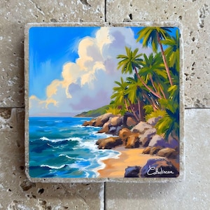 Peut inclure: Peinture carrée d'une scène de plage tropicale. L'œuvre représente un ciel bleu avec des nuages blancs duveteux, des vagues turquoise, une plage de sable et des palmiers verts. La signature de l'artiste est dans le coin inférieur droit.