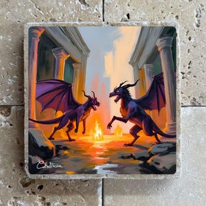 Peut inclure: Sous-verre carré avec une scène d'art fantastique représentant deux dragons violets et noirs face à face. Les dragons sont devant un feu, avec des colonnes classiques et un ciel de coucher de soleil en arrière-plan. La signature de l'artiste est en bas à gauche.