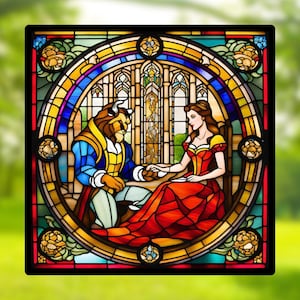 Peut inclure: Une fenêtre en vitrail représentant Belle et la Bête du film d'animation Disney La Belle et la Bête. La scène montre Belle et la Bête assis ensemble dans une grande salle avec des fenêtres cintrées. Le vitrail est coloré et complexe, avec des nuances de rouge, de bleu, de jaune et de vert.