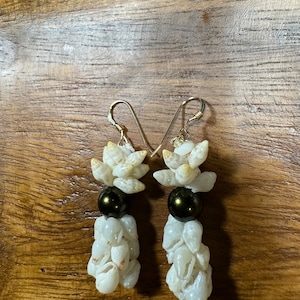 100% echter Niihau Muschelschmuck, Ohrringe im Ananas-Stil mit Perlmutt & Laiki-Momi, Puka-Muschel, hawaiianisches Erbstück, Ni&#39;ihau Muschel