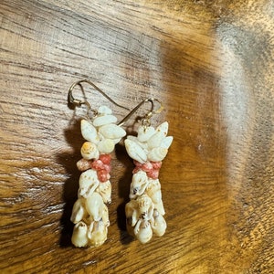 100% echter Niihau Muschelschmuck, Ohrringe im Ananasstil mit pinkfarbenen Kahealani & Laiki-Momi, Puka-Muschel, hawaiianischem Erbstück, Ni&#39;ihau