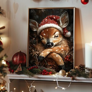 Poster con un piccolo cerbiatto della foresta con un cappello di Natale rosso, decorazione murale con creature del bosco, decorazioni natalizie, stile cottagecore stravagante