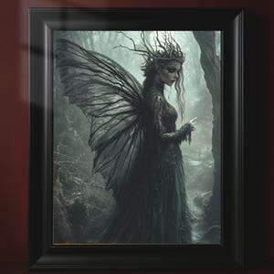 Dark Fairy Queen Poster, Gothic Waldhexe Wandkunst, Ethereal Wings Fantasy Print, Hexenhaftes Dekor für dunkle ästhetische Räume
