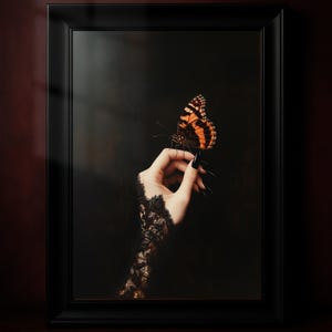 Póster de mariposa gótica oscura: elegante mano de encaje con monarca, arte mural melancólico, decoración witchcore