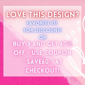 Op de afbeelding: Roze en witte afbeelding met de tekst "LOVE THIS DESIGN? FAVORITE IT! FOR DISCOUNT! OR BUY 3 AND GET 60% OFF - USE COUPON "SAVE60" AT CHECKOUT!" met een wit hart en pijl.
