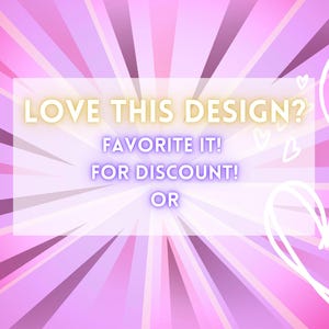 Pu&ograve; includere: Un design grafico con uno sfondo a scoppio radiale rosa e viola. Il testo recita: "TI PIACE QUESTO DESIGN? METTILO TRA I PREFERITI! PER LO SCONTO! O" con un cuore bianco e una grafica a freccia.