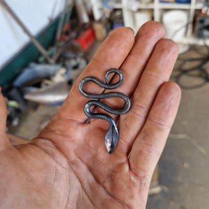 Colgante de serpiente forjado, amuleto de serpiente de metal, joyería, cadena de serpiente. Colgante de serpiente forjado, amuleto de serpiente de metal, joyería forjada.