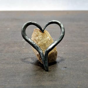 Colgante de corazón forjado a mano, joyería hecha a mano para un amigo, colgante de corazón para regalo, collar, cadena de metal, boda, día de San Valentín.