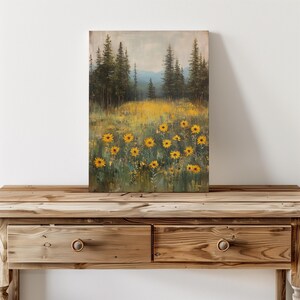 Puede incluir: Una pintura de un campo de flores silvestres amarillas frente a un bosque de pinos. Los árboles están silueteados contra un cielo azul con una cordillera en la distancia.