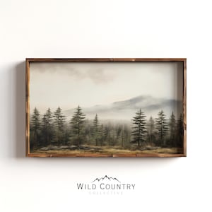 Peut inclure: Une impression encadrée d'une scène de forêt brumeuse avec une chaîne de montagnes en arrière-plan. L'impression est dans un cadre en bois rustique.