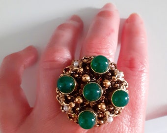 Vintage baroque design from the 60s in carved brass in Emerald green Adjustable ring Statement antique ring
