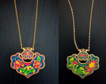 Cloisonne Necklace, pendant enameled, floral Oríental double drawing, each side has different motifs. Two necklaces in one! Gold plated 24k