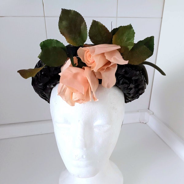 Sombrero Vintage de mujer Años 50 de paja, rafia negra con flores de tela, rosas, de Diseñ Hecho en España